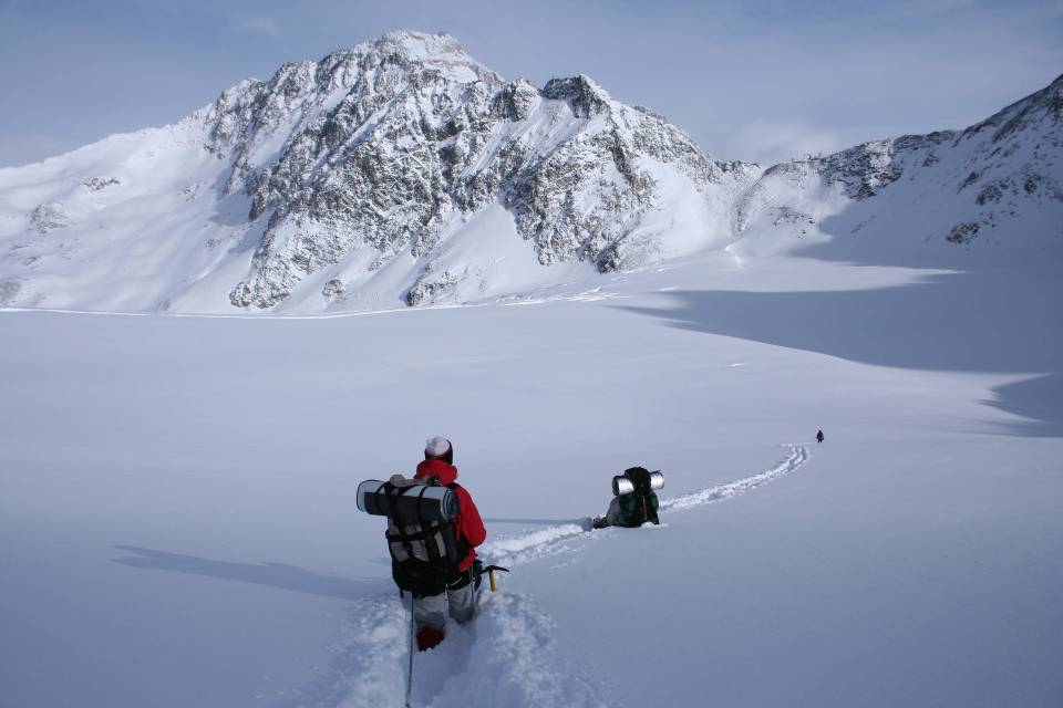 2. Drumetie pe munte iarna avantaje si dezavantaje - 2 oameni, isi croiesc drum prin nameti